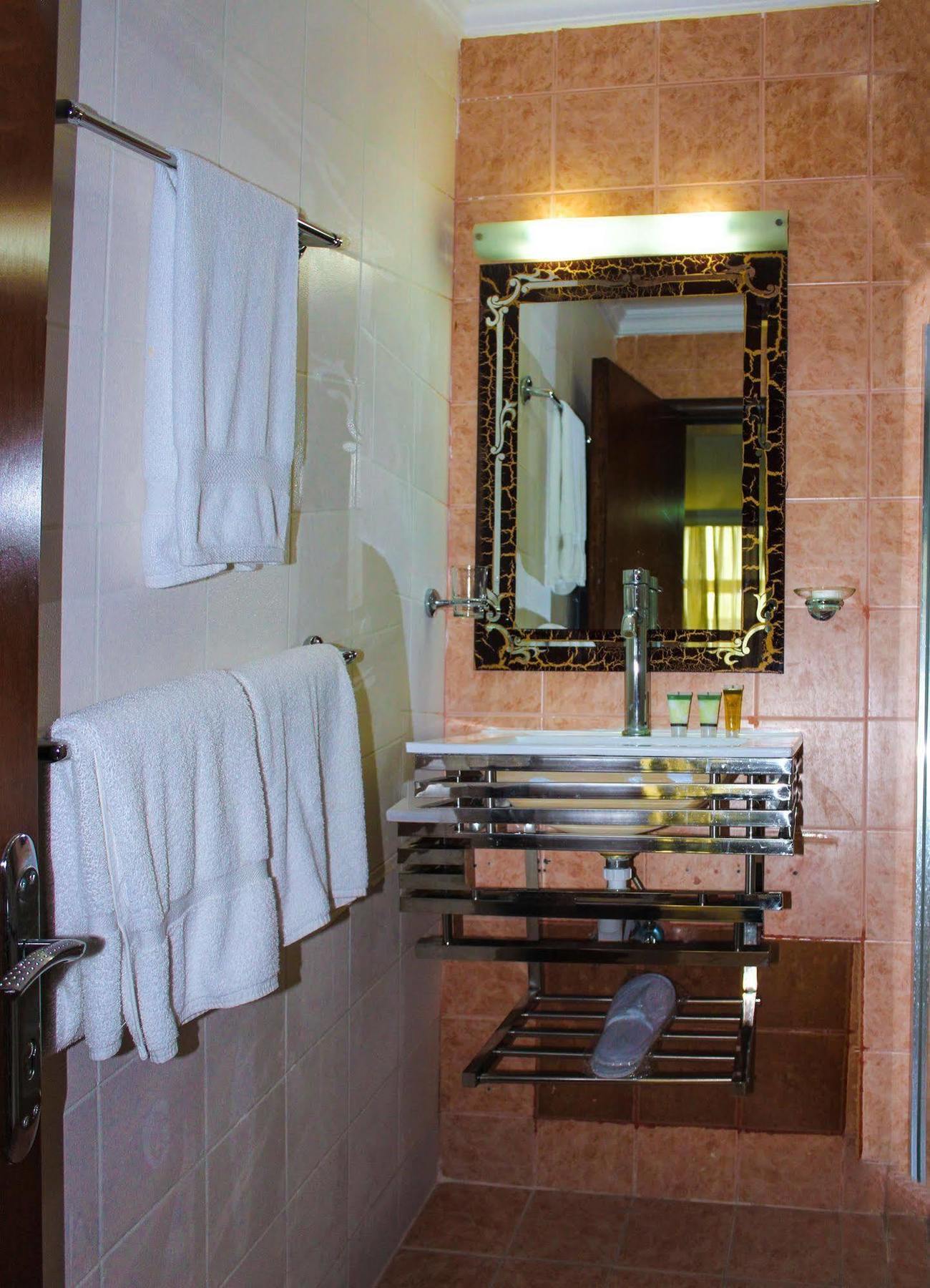 Bravo Royal Hotel Suites Kuwait City Exterior foto